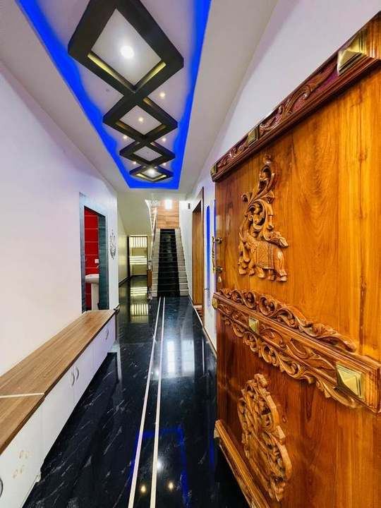 Interior finish – foyer with carved wooden entrance door