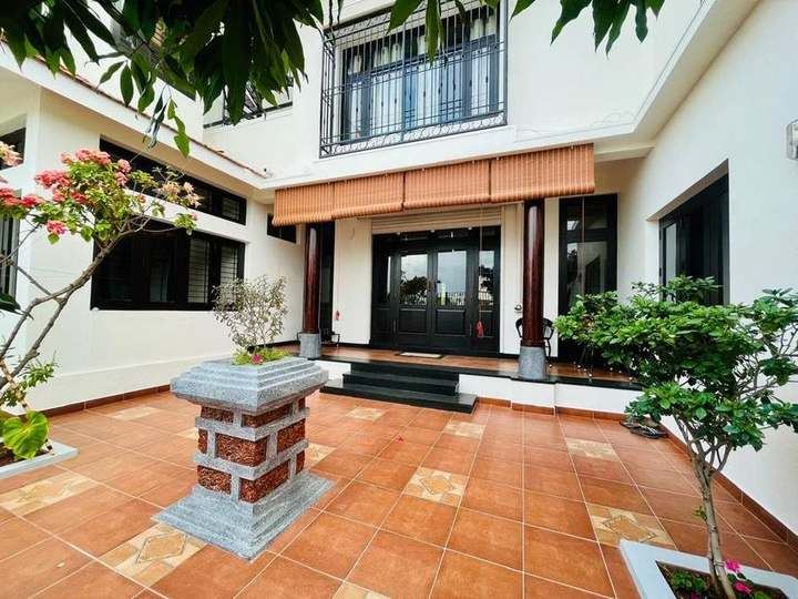 Villa courtyard with paved patio & entrance porch