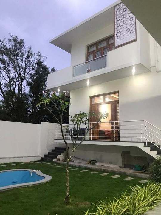Villa with private garden & swimming pool